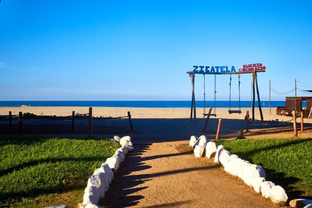 Balanços em frente à Praia Zicatela