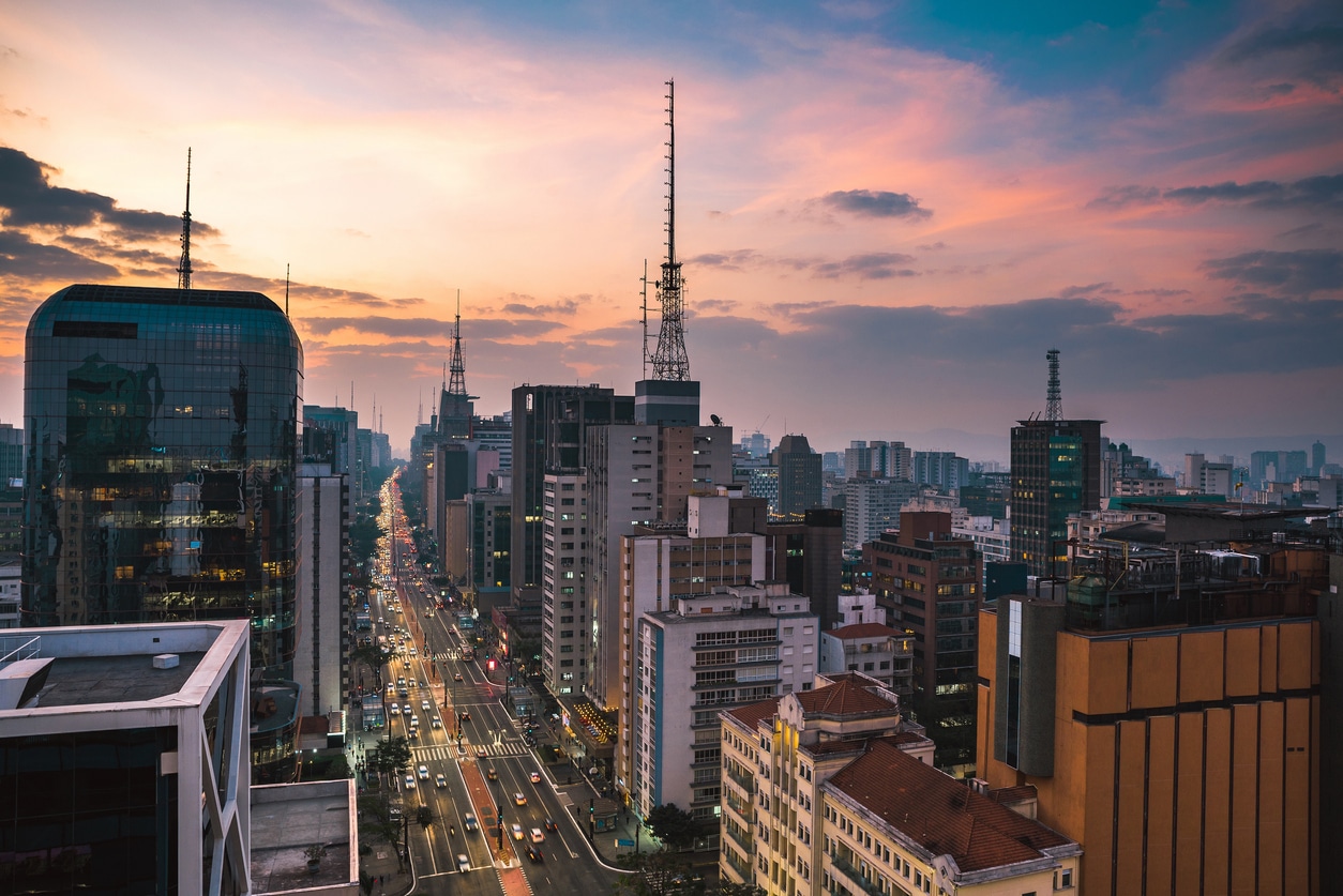 Vista da cidade de São Paulo ao anoitecer