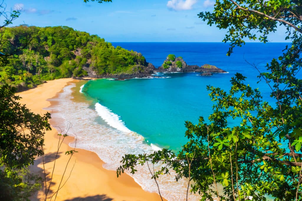 Vista da Baia do Sancho em Noronha classificada como uma das melhores praias do mundo