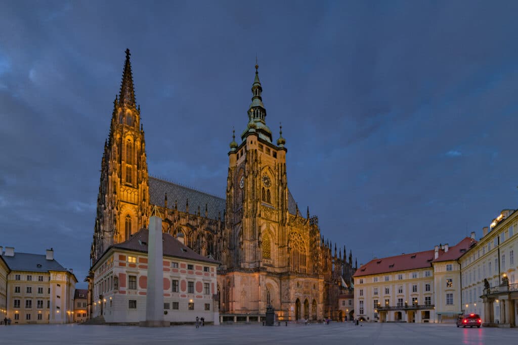 Praça do Castelo de Praga em noite nublada de primavera