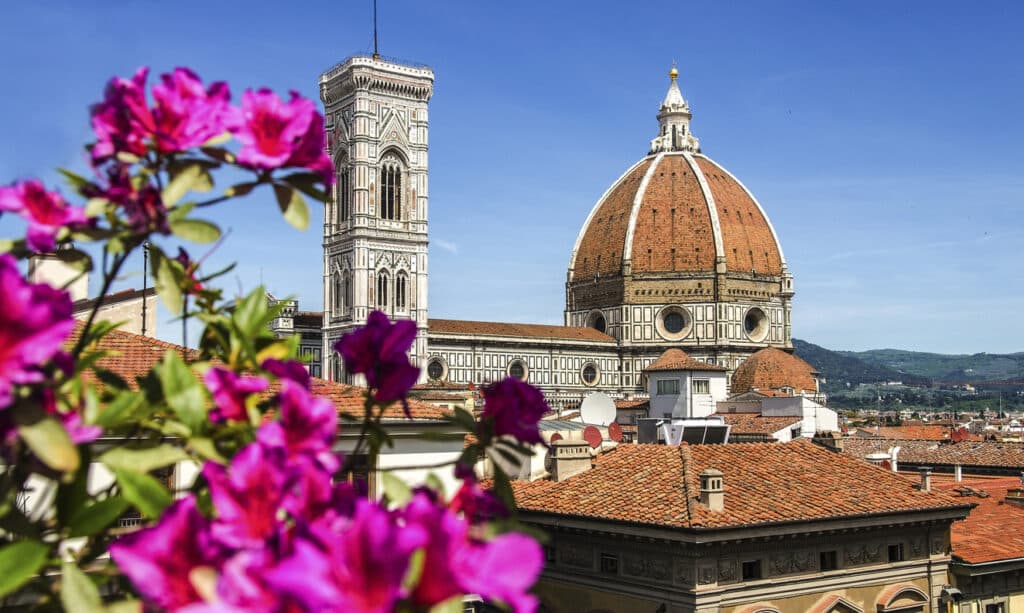 Cúpula da igreja catedral de Santa Maria del Fiore na primavera em Florença, Italia