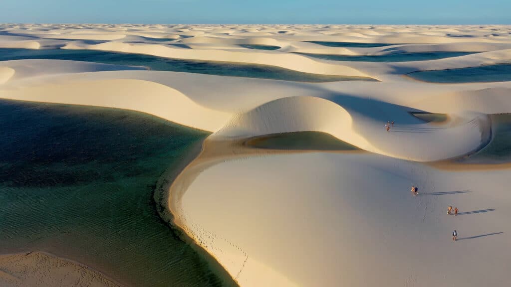 Dunas de areia e lagoas de águas pluviais no paraíso do nordeste brasileiro. Destinos de viagens mundiais. Cenário tropical. Lençóis Maranhenses Maranhão Brasil.