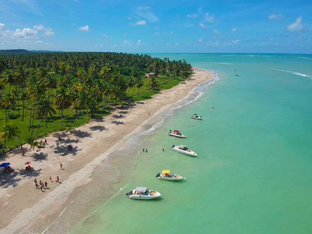 Vista deslumbrante da praia de Maragogi com suas águas verde cristalinas