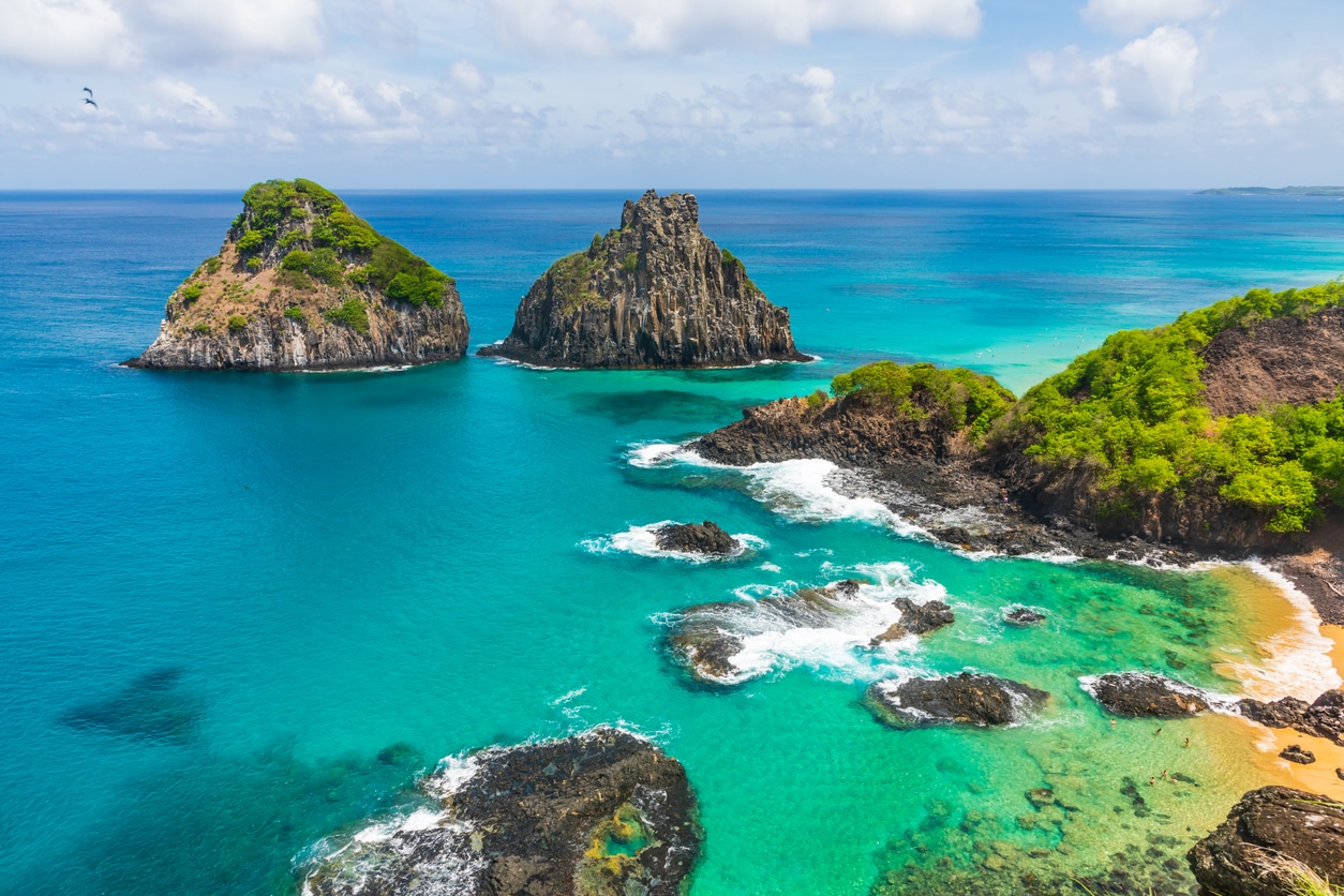 Morro dos Dois Irmaos e Baia dos Porcos em Fernando de Noronha