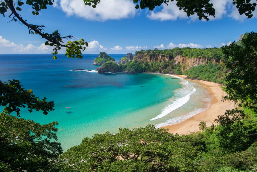 Praia do Sancho em Noronha, em meio a natureza um lindo mar azul