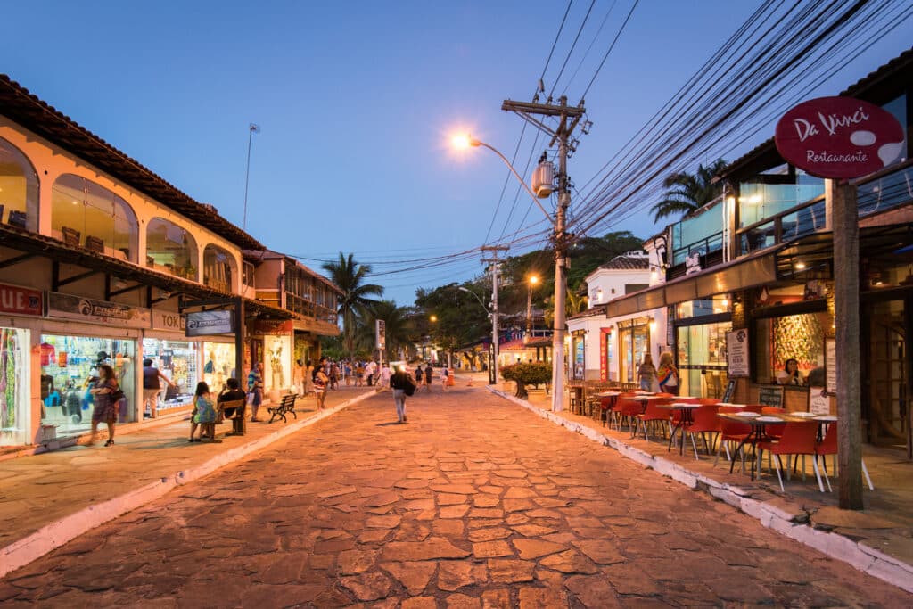 Rua de pedra durante a noite em Buzios