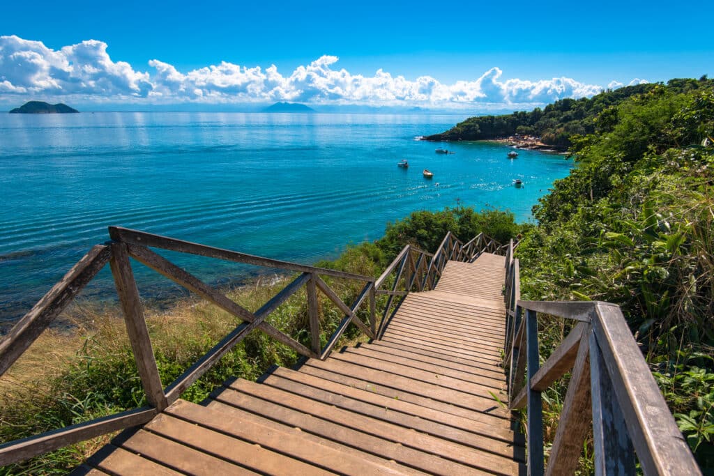 Escadas de madeira até o oceano