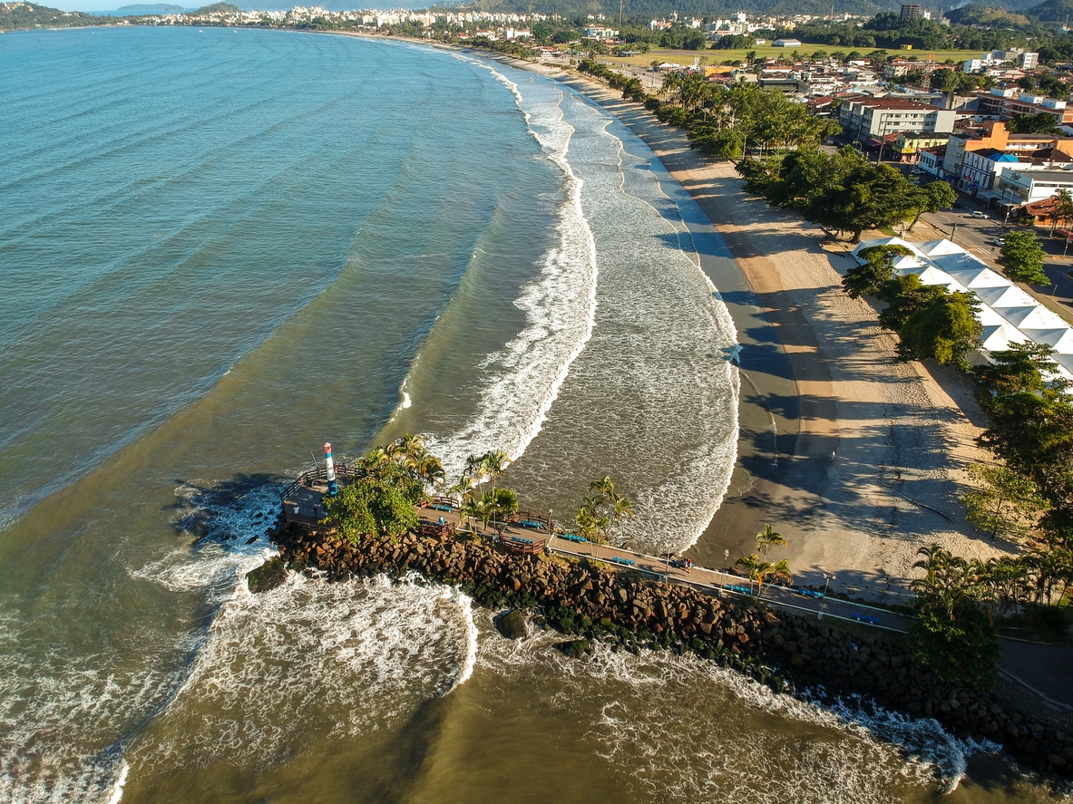 Um pier feito de pedras na praia principal de Ubatuba