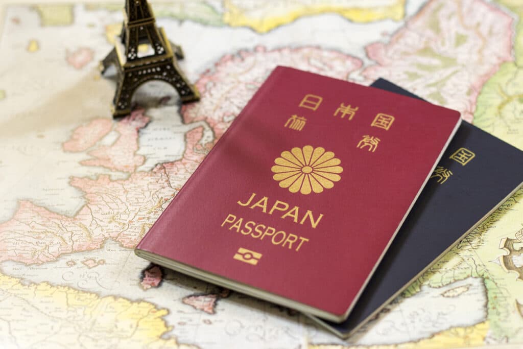 Passaportes japoneses no antigo mapa da Europa