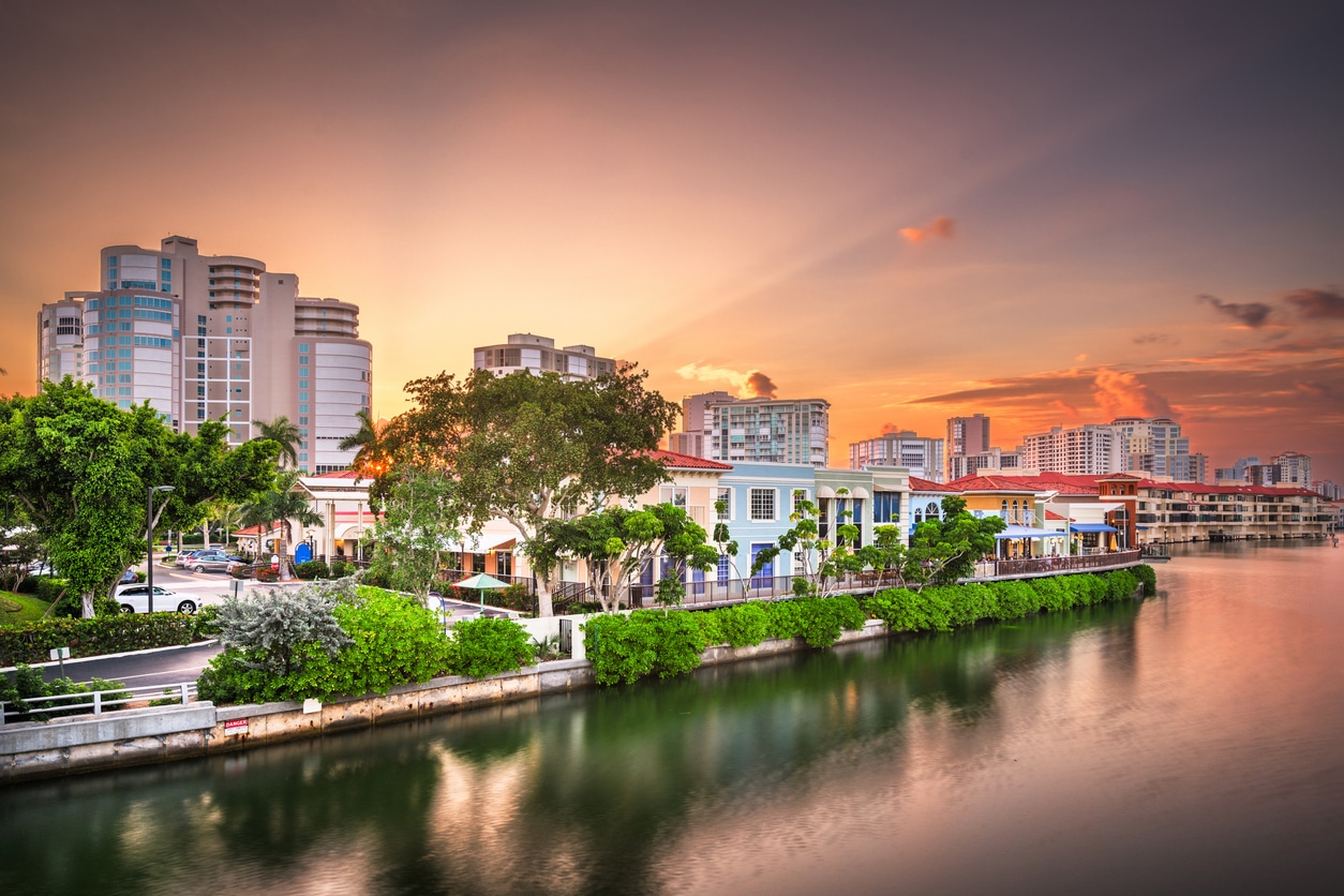 Por do sol na cidade de Napoles Florida EUA