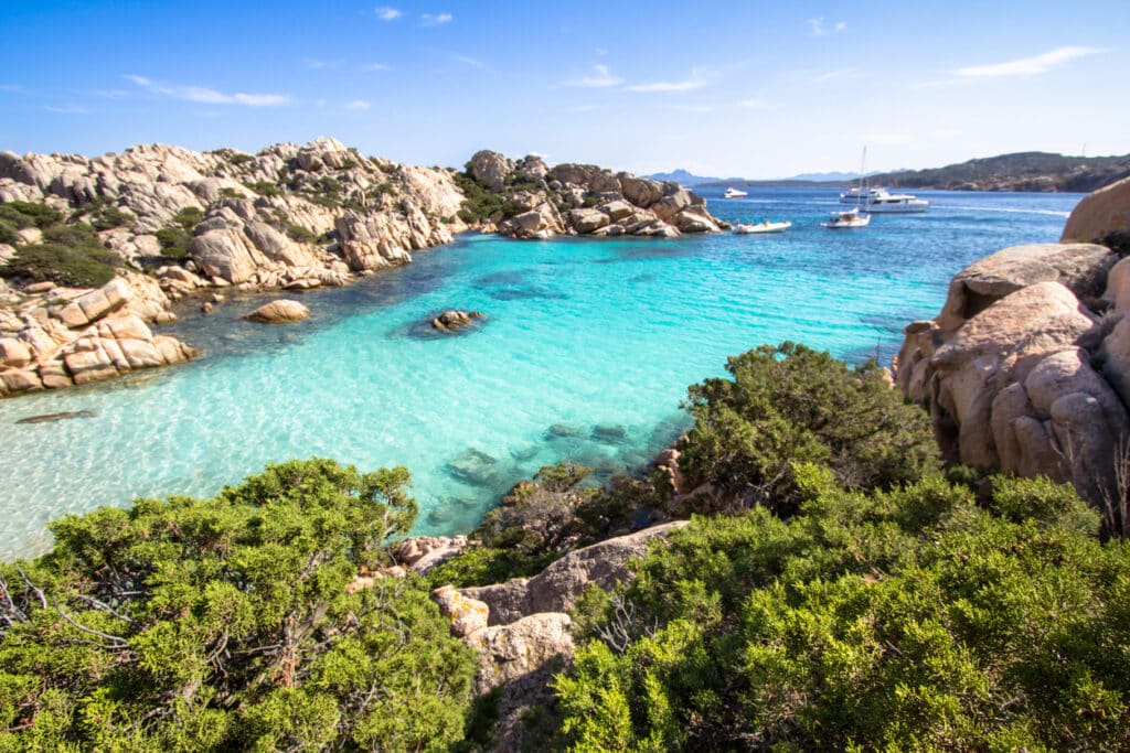 Praia Cala Coticcio com um mar paradisíaco localizado em Sardenha