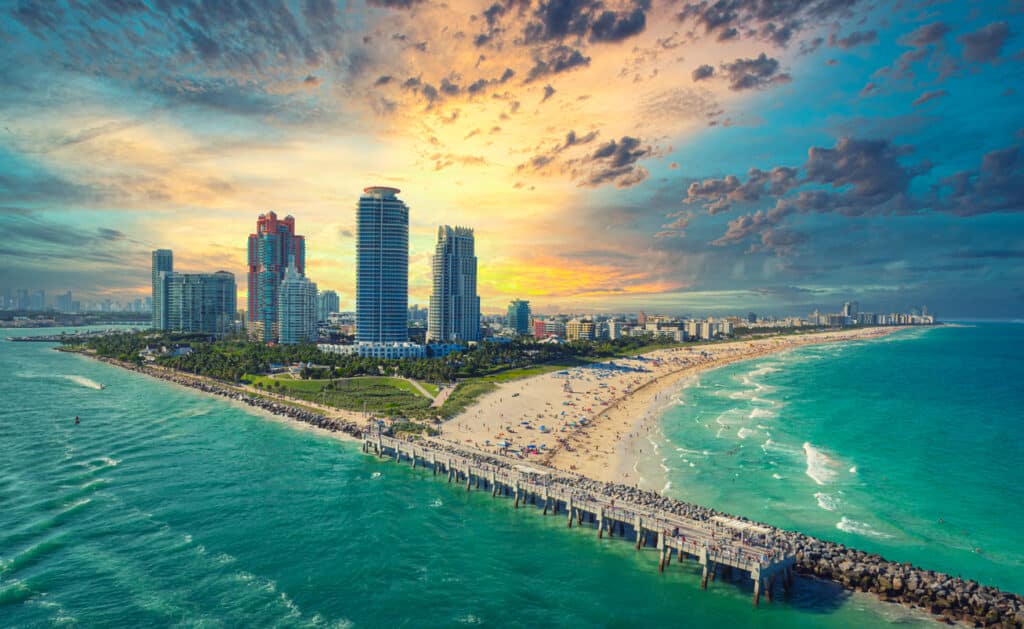 Miami Beach um paraíso com prédios e mar localizado na Florida