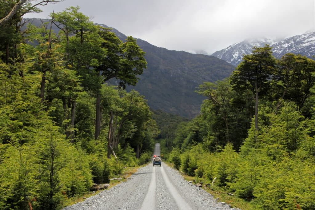 Van dirigindo na Carretera Austral no Chile