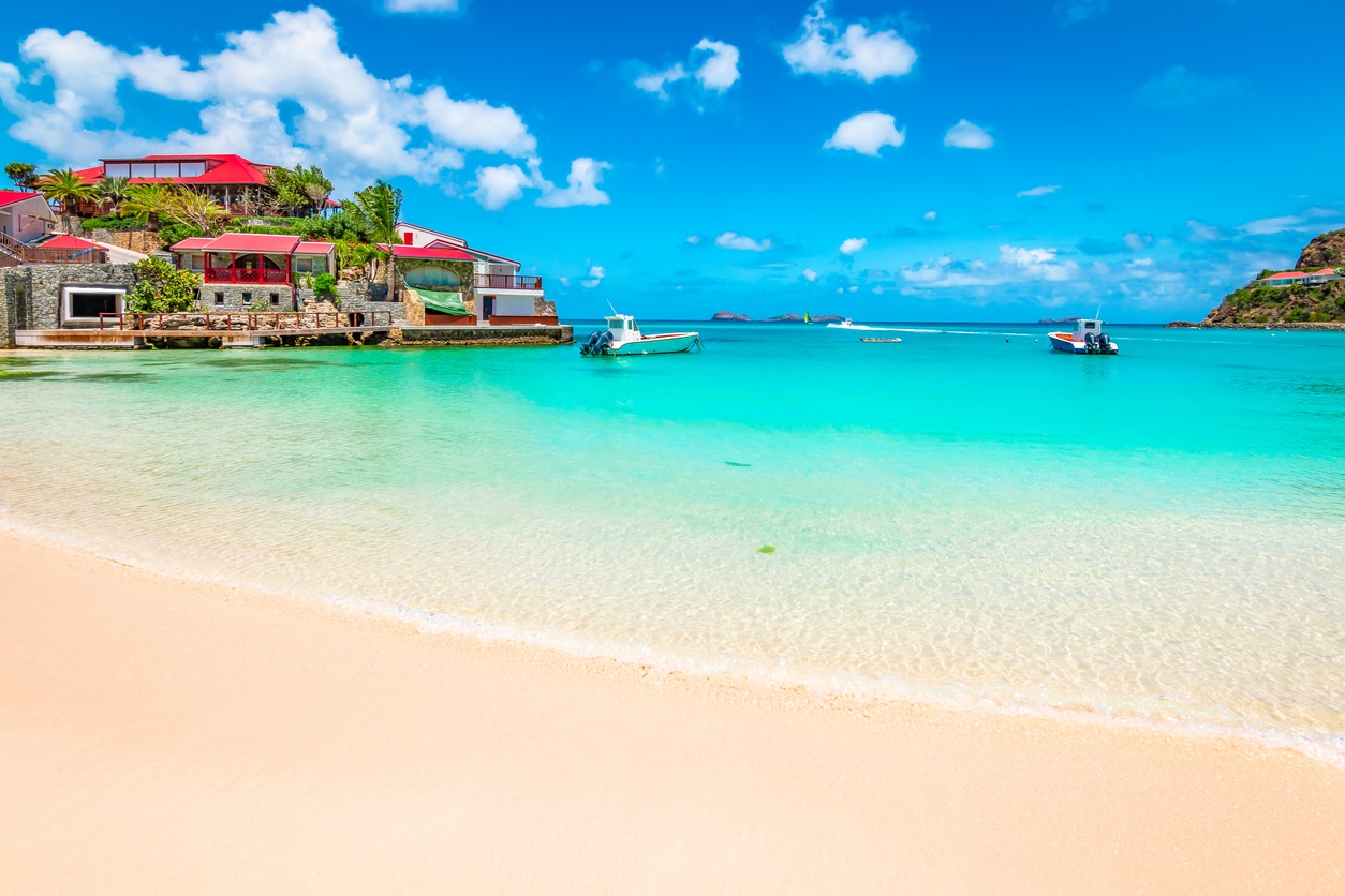 Praia em St. Barth, mar do Cararibe