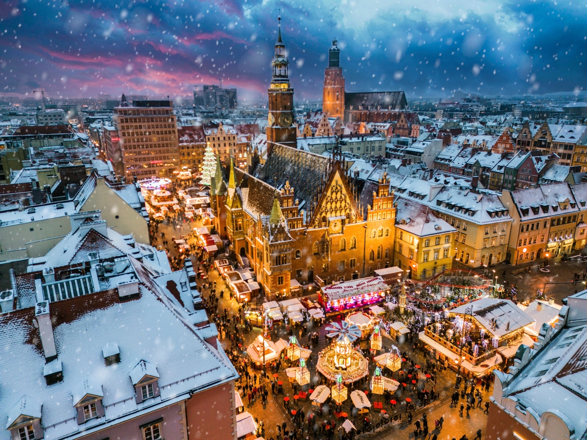 cidade velha de Wrocław, Polônia, com o tradicional Mercado de Natal na neve