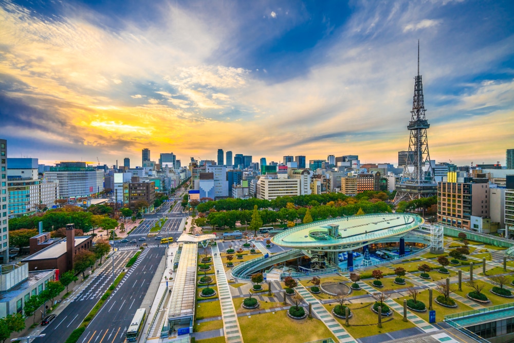 Paisagem urbana de Nagoya ao pôr do sol no Japão