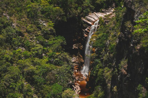 Cachoeira em cânion da Chapada Diamantina cercada por paredões rochosos e vegetação nativa