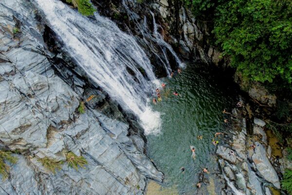 Cachoeira com poço para banho, ideal para visitar no verão e fugir do calor