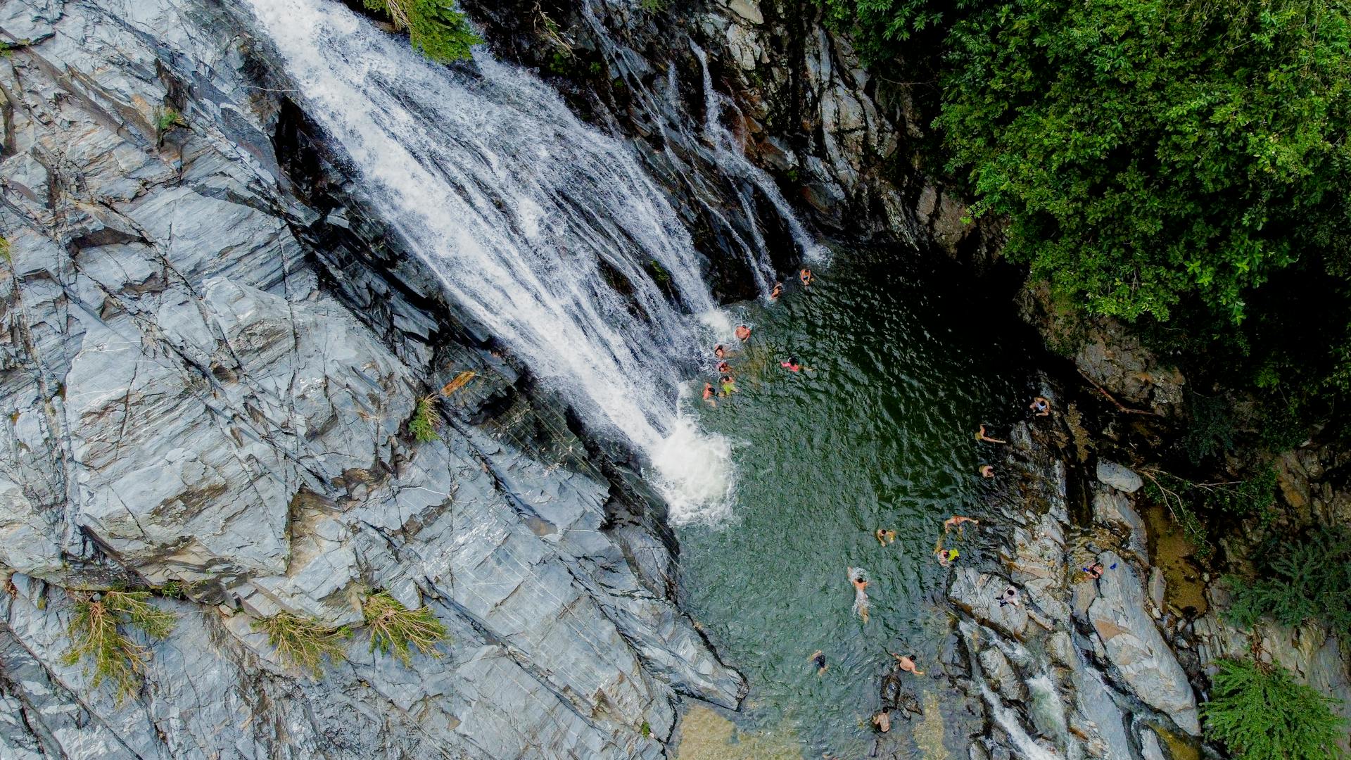 Cachoeira com poço para banho, ideal para visitar no verão e fugir do calor