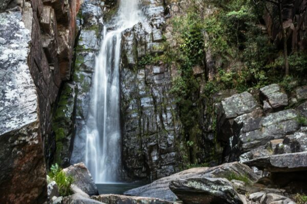Cachoeira da Serra do Cipó em Minas Gerais com queda d’água alta em meio à vegetação natural