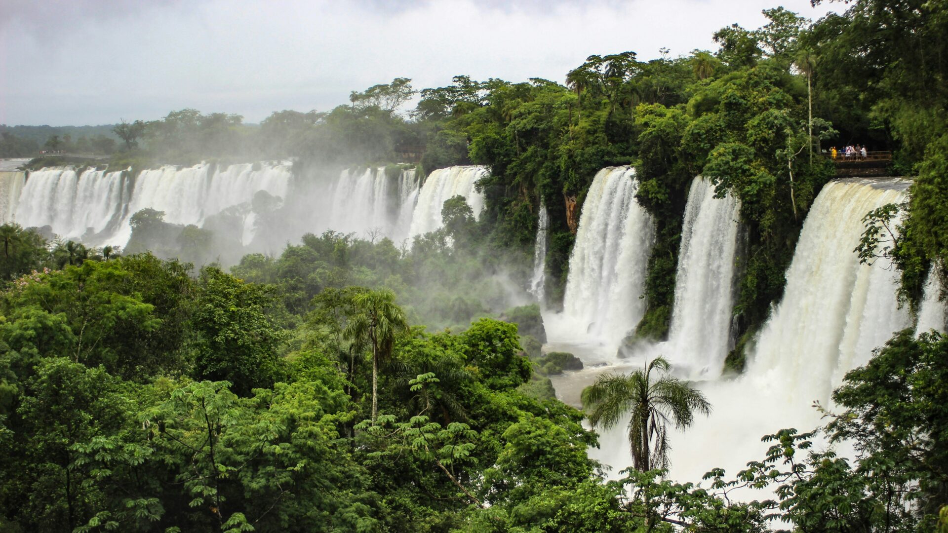 Cachoeira perto de São Paulo em meio à Mata Atlântica com poço de água cristalina