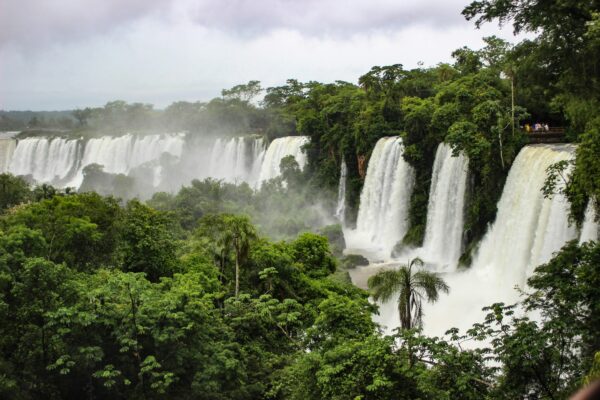 Cachoeira perto de São Paulo em meio à Mata Atlântica com poço de água cristalina