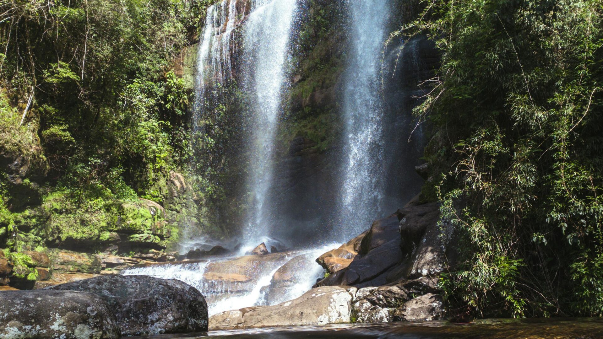 Cachoeira perto do Rio de Janeiro na Mata Atlântica da Serra Fluminense