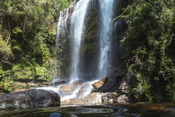 Cachoeira perto do Rio de Janeiro na Mata Atlântica da Serra Fluminense