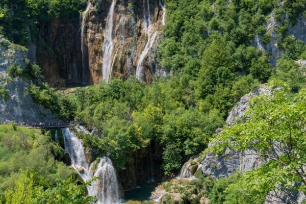 Cachoeiras pouco conhecidas no Brasil em meio à natureza preservada, com quedas d’água e piscinas naturais