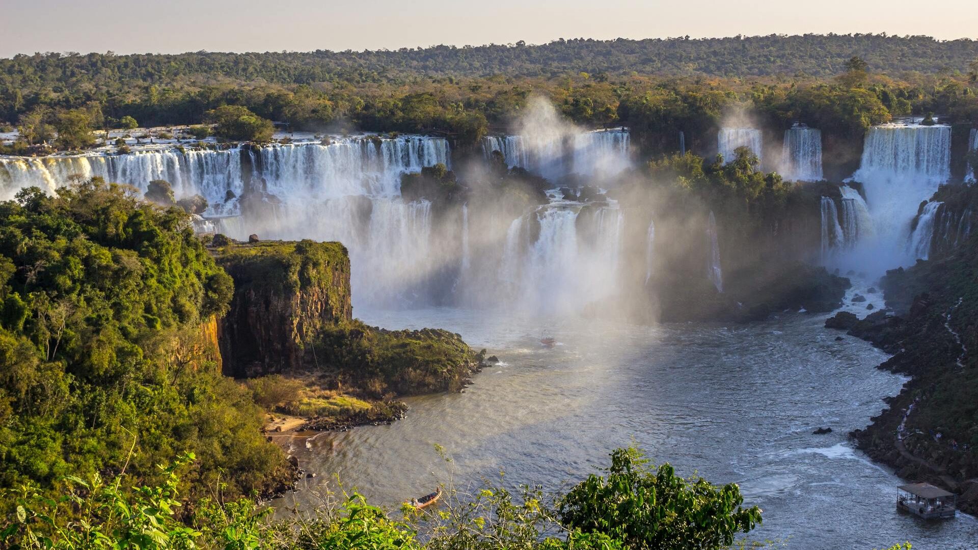 Cataratas do Iguaçu com conjunto de quedas d’água e névoa sobre o rio Iguaçu