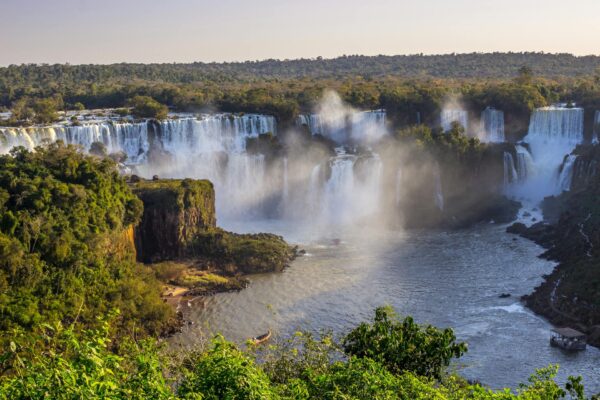 Cataratas do Iguaçu com conjunto de quedas d’água e névoa sobre o rio Iguaçu