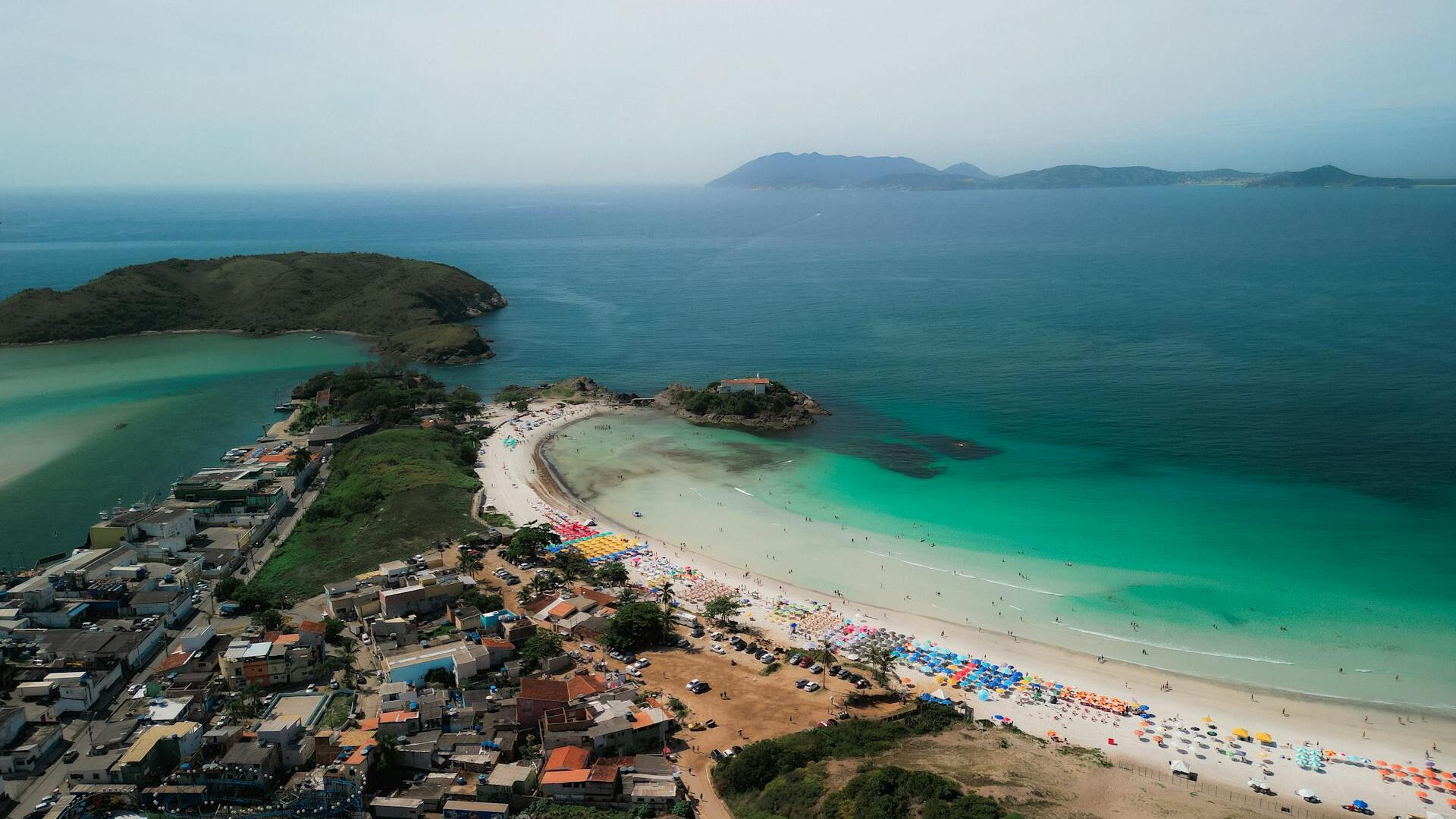 Praia de Arraial do Cabo no Rio de Janeiro com mar azul-turquesa e faixa de areia clara