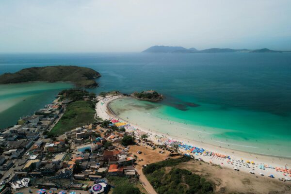 Praia de Arraial do Cabo no Rio de Janeiro com mar azul-turquesa e faixa de areia clara