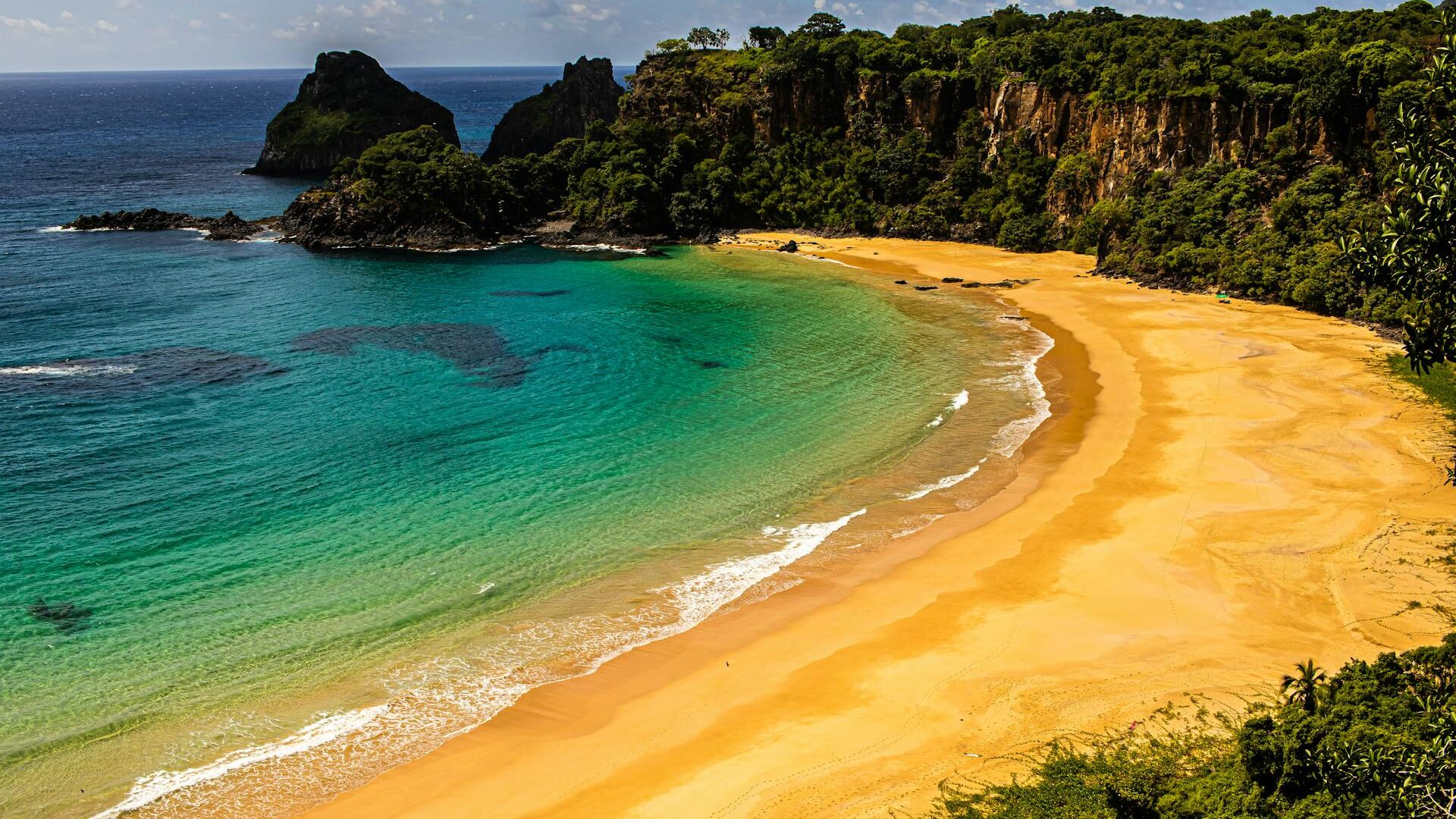 Praias do Brasil com mar azul-turquesa, areia dourada e falésias em destino tropical paradisíaco