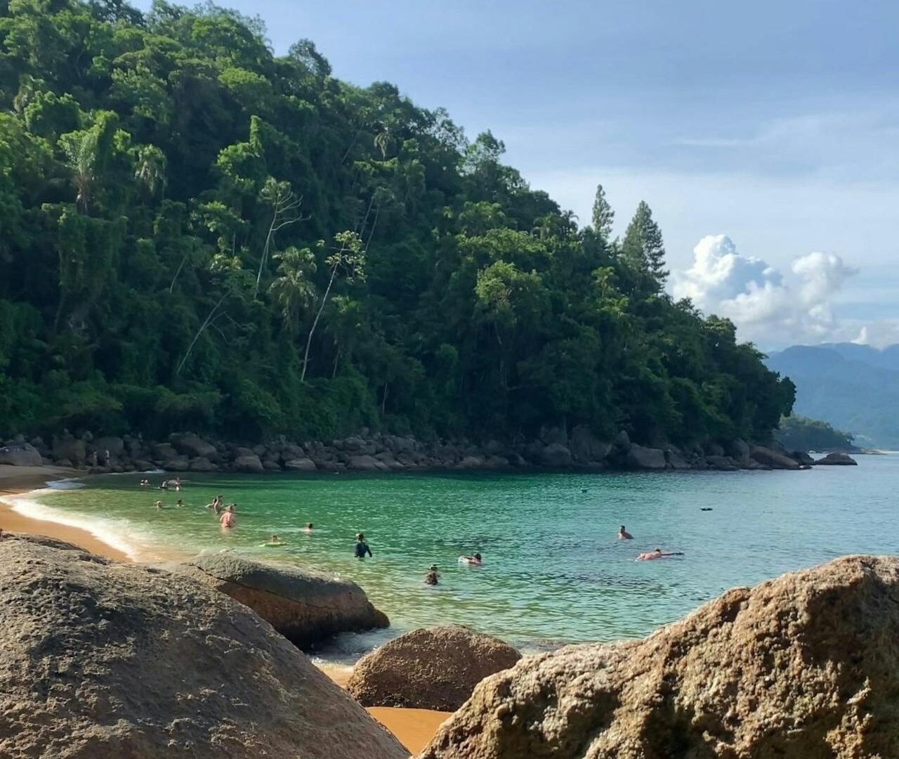 Praia em Ubatuba perto de São Paulo com mar calmo e vegetação preservada