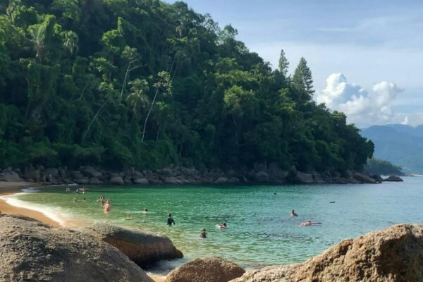 Praia em Ubatuba perto de São Paulo com mar calmo e vegetação preservada