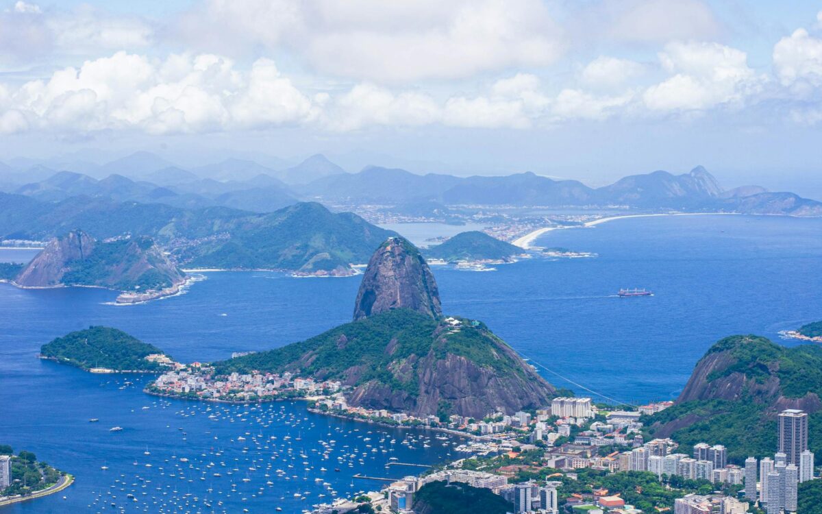 Vista aérea do Rio de Janeiro com o Pão de Açúcar, Baía de Guanabara e a paisagem urbana da Cidade Maravilhosa