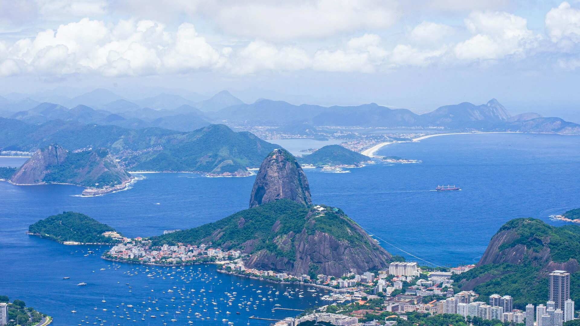 Vista aérea do Rio de Janeiro com o Pão de Açúcar, Baía de Guanabara e a paisagem urbana da Cidade Maravilhosa