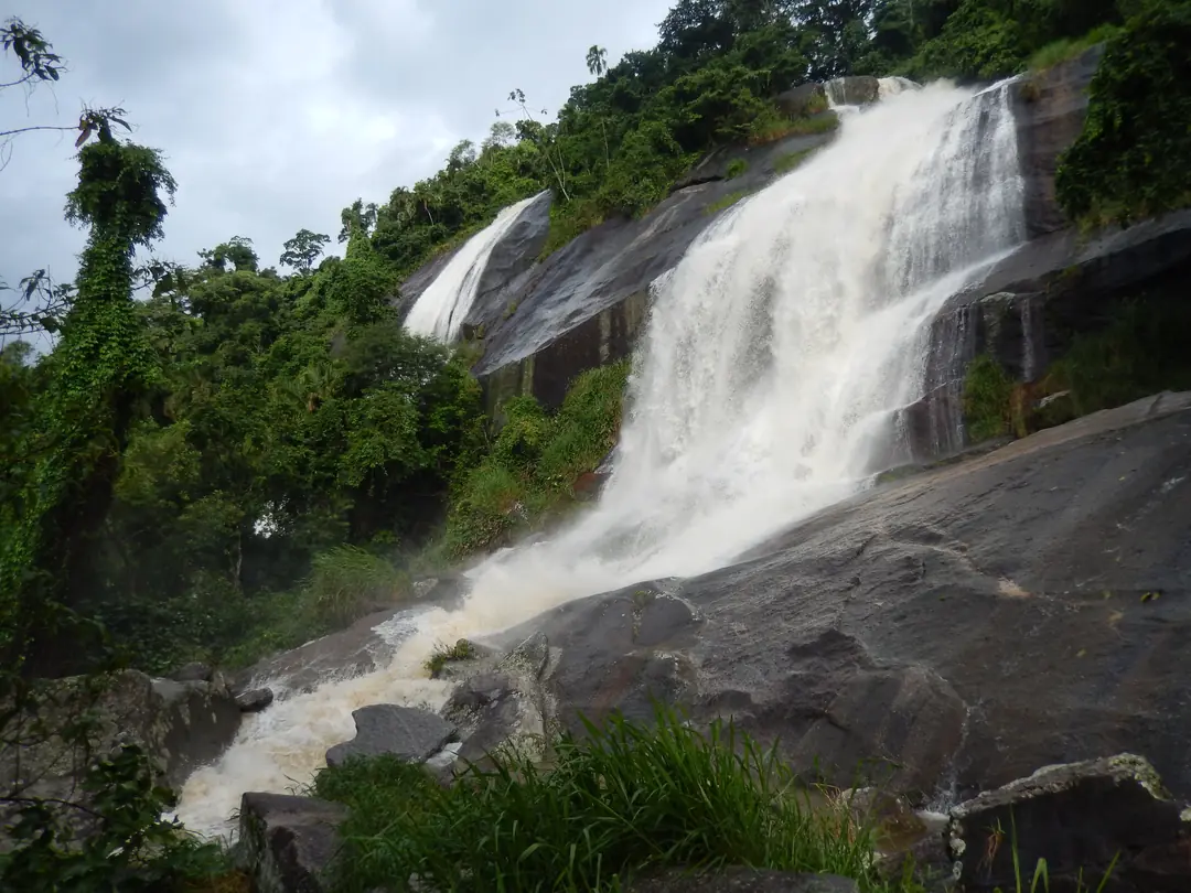 Cachoeira no Parque Estadual de Ilhabela (SP)